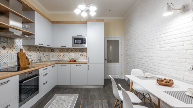 Le guide pour réussir votre pose de carrelage imitation parquet