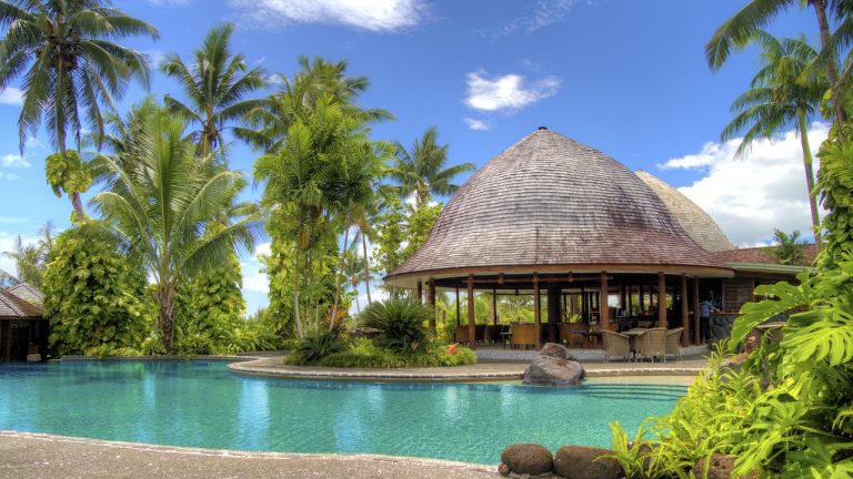 Créez une oasis de bien-être dans votre jardin avec des idées de décoration extérieure pour piscines