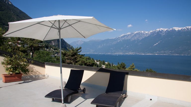 Les avantages et caractéristiques des dalles pour parasol déporté