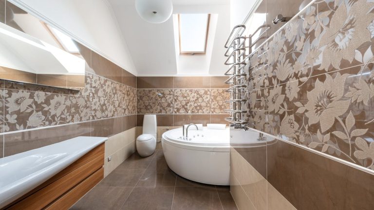 Créer un espace raffiné avec une décoration chic pour les toilettes