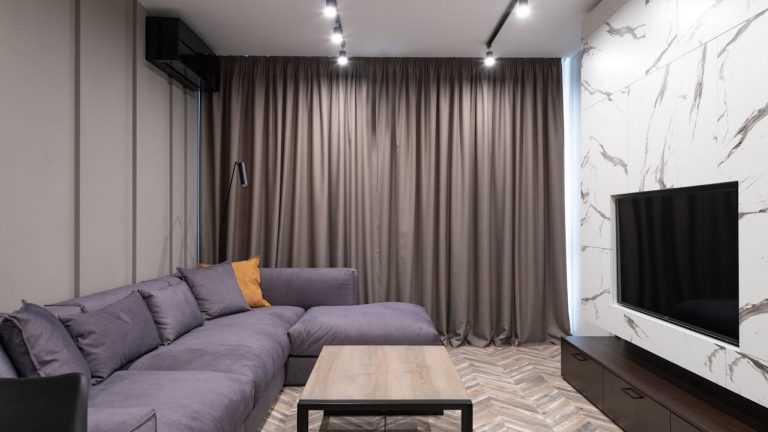 Tissu ou cuir : comment choisir le revêtement de vos chaises de salon