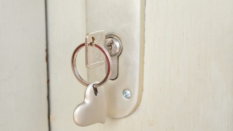 Guide pratique pour ouvrir une serrure sans clé