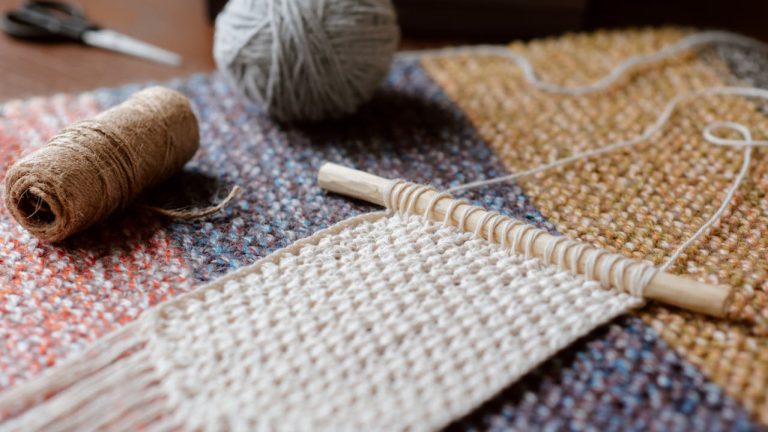 Un macramé mural tête de lit : la touche bohème pour une chambre cosy