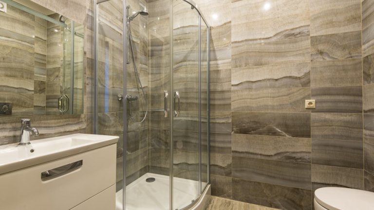 Comment redonner vie à une douche : tout savoir sur la peinture de carrelage de douche