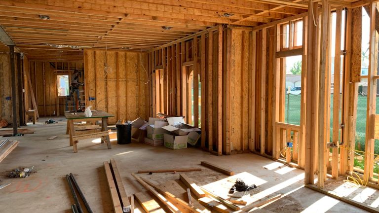 Méthodes pratiques pour isoler efficacement un toit de l&rsquo;intérieur