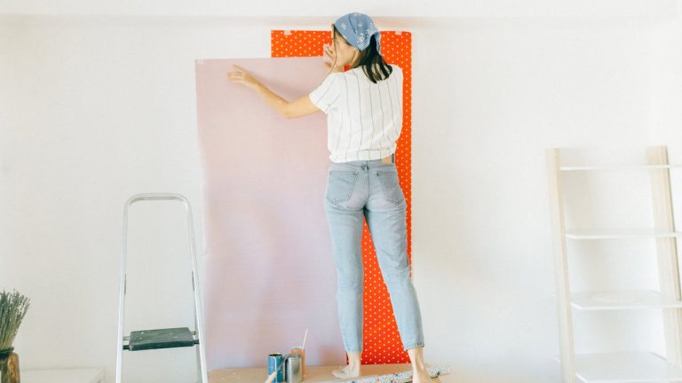 Guide pratique pour restaurer votre papier peint : réparer fissures et trous avec succès