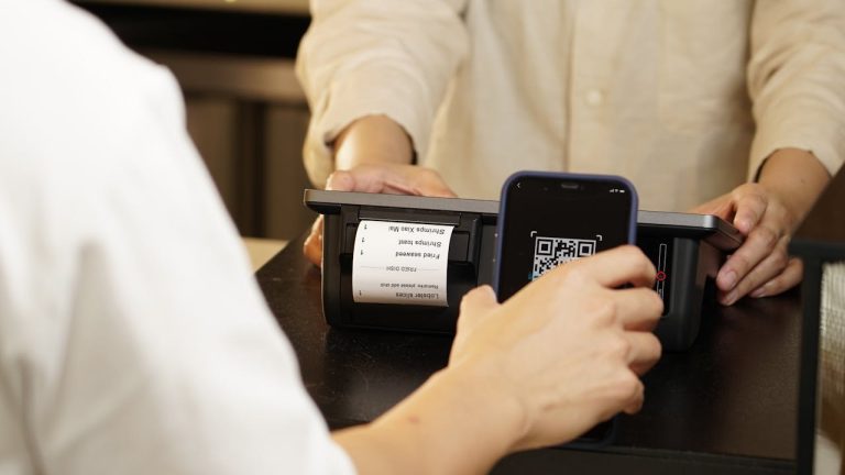 Comment les QR codes révolutionnent l&rsquo;utilisation des caisses enregistreuses en 2024